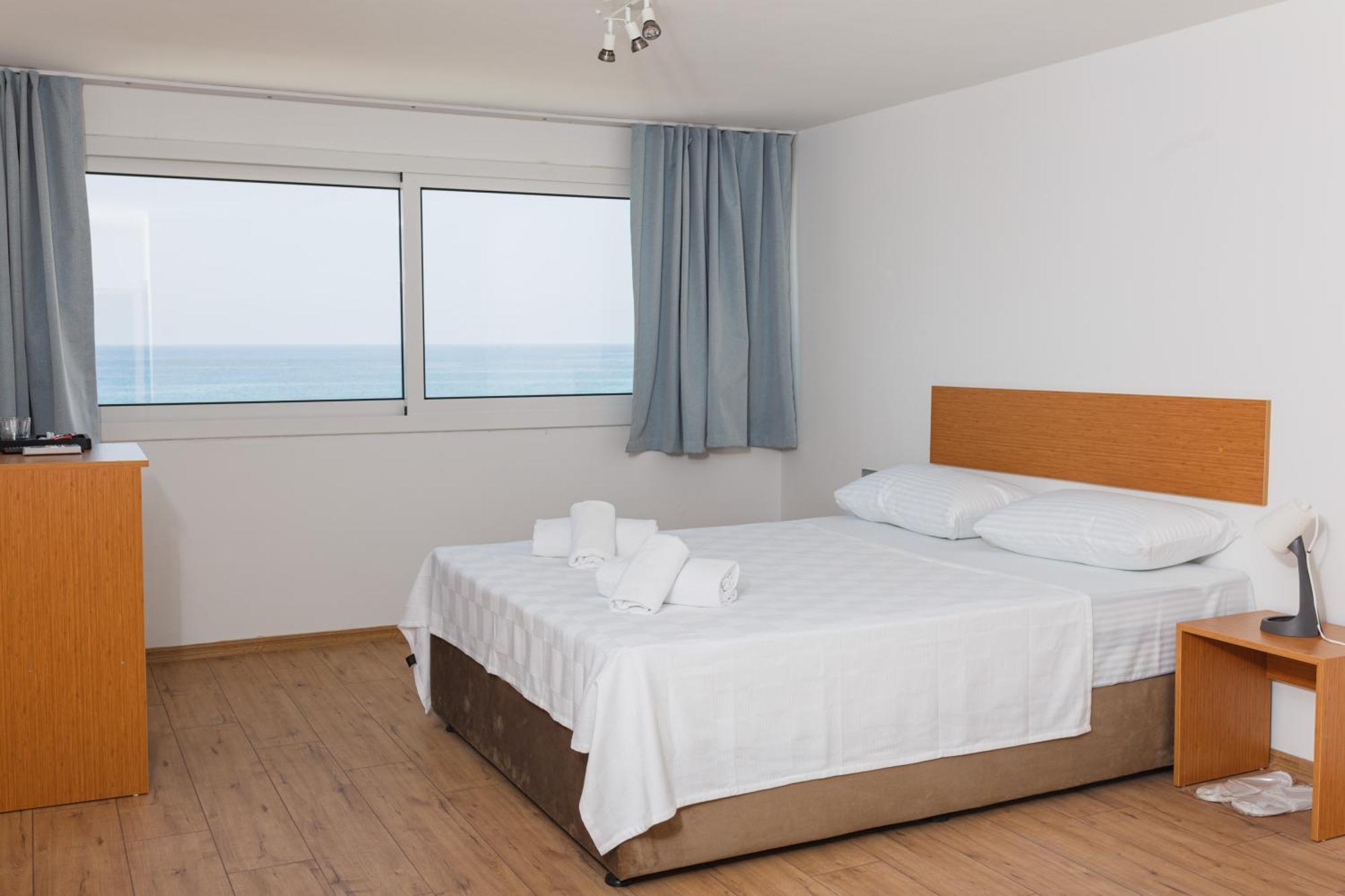 Hotel Azure Bay Ayia Varvara Exterior foto