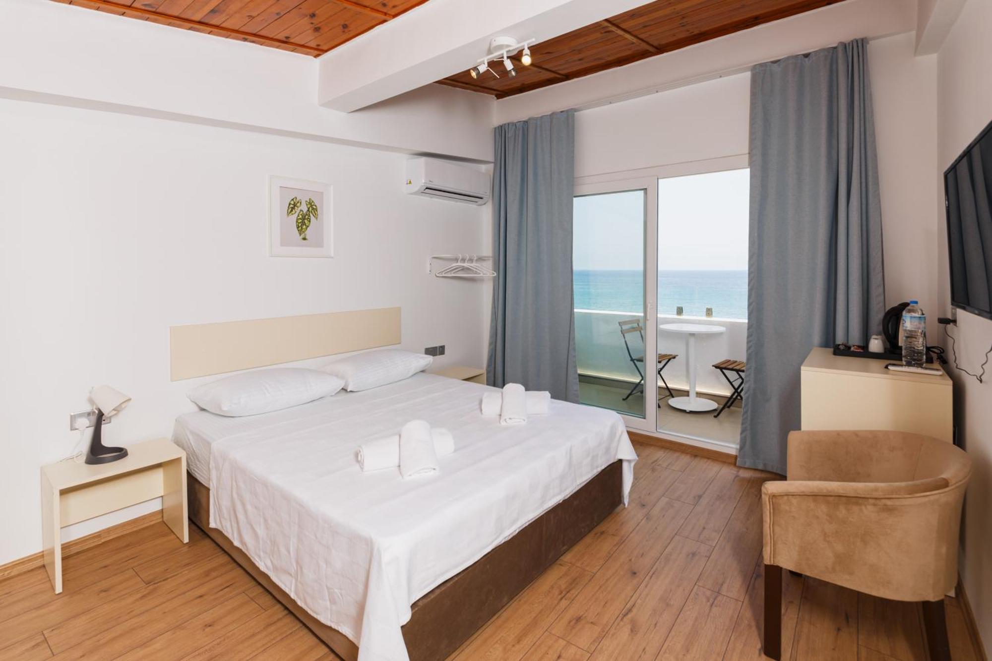 Hotel Azure Bay Ayia Varvara Exterior foto